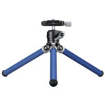 Leofoto MT-02C+LH-22 Tafelstatief blauw laag opgesteld met wijd gespreide poten en LH-22 kogelkop.