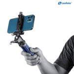 Leofoto MT-02C+LH-22 Tafelstatief blauw handheld gebruikt als mini-grip met smartphonehouder gemonteerd.