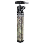 Leofoto MT-02C+LH-22 Tafelstatief camouflage ingeklapt in compacte stand met kogelkop bovenop.