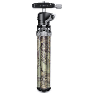 Leofoto MT-02C+LH-22 Tafelstatief camouflage ingeklapt in compacte stand met kogelkop bovenop.