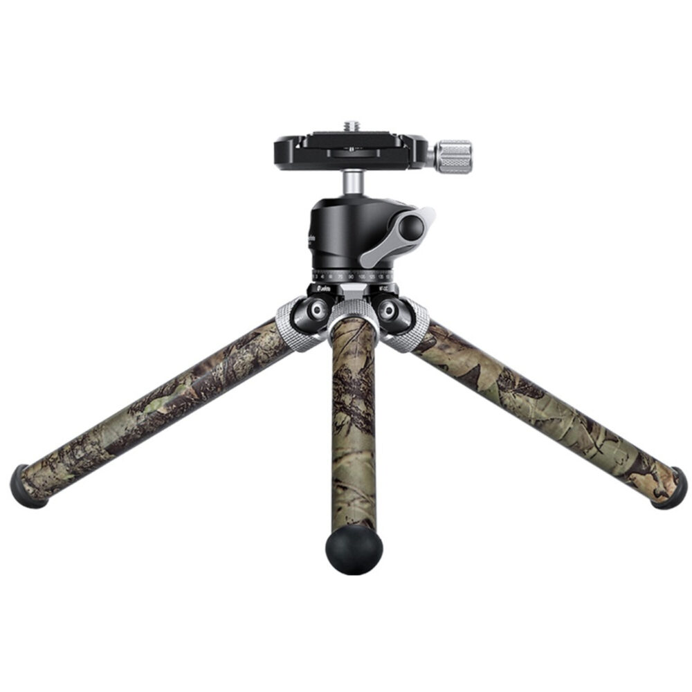 Leofoto MT-02C+LH-22 Tafelstatief camouflage laag opgesteld met wijd gespreide poten en LH-22 kogelkop.