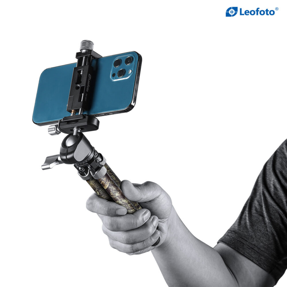 Leofoto MT-02C+LH-22 Tafelstatief camouflage handheld gebruikt als mini-grip met smartphonehouder gemonteerd.