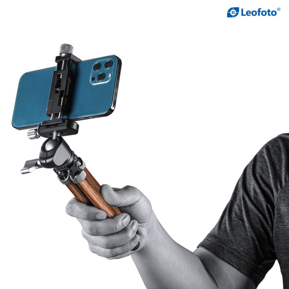 Leofoto MT-02C+LH-22 Tafelstatief gebruikt als handgreep met smartphonehouder voor filmen of vloggen.
