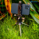 Leofoto MT-02C+LH-22 Tafelstatief olijfgroen in gebruik met smartphonehouder op statief.