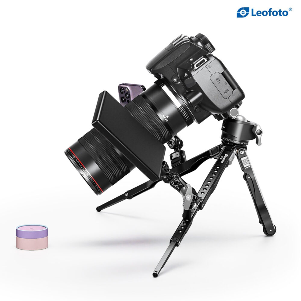 Leofoto MT-04+LH-30 Tafelstatief in gebruik met DSLR-camera in schuine hoek voor macro- en productfotografie.