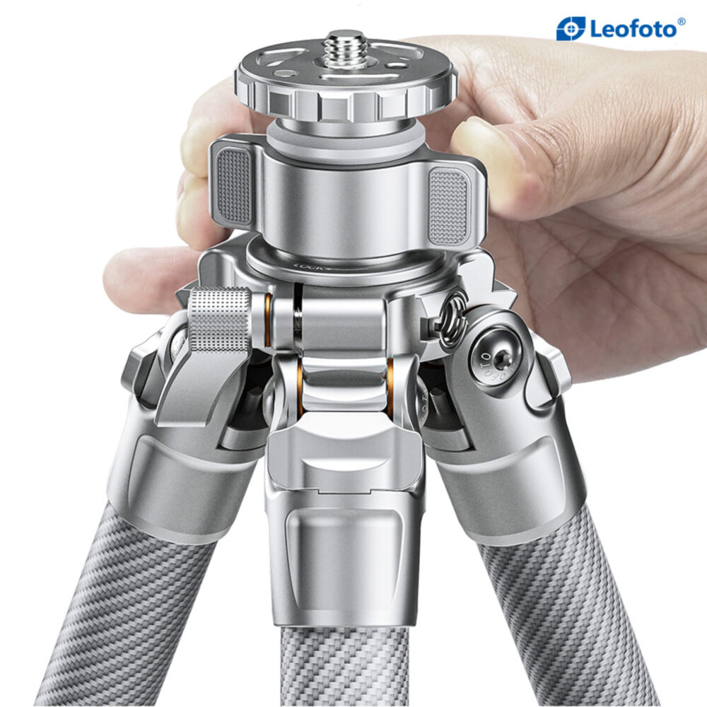 Leofoto LG-284C Tripod close-up van de Q-vormige montageplaat met snelklemhendel.