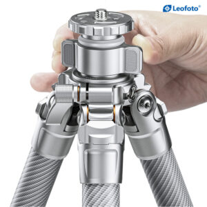 Leofoto LG-284C Tripod close-up van de Q-vormige montageplaat met snelklemhendel.