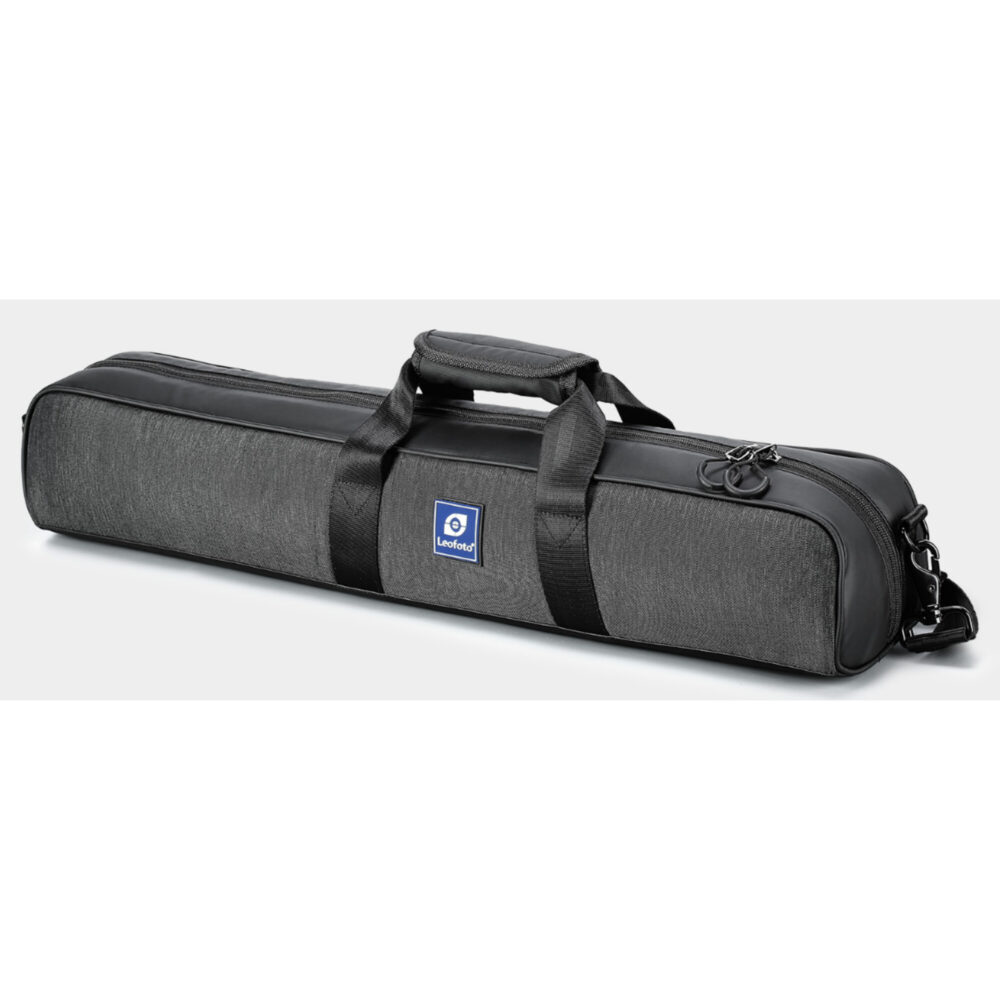 Leofoto LG-284C Tripod waterafstotende transporttas met schouderriem op productfoto.