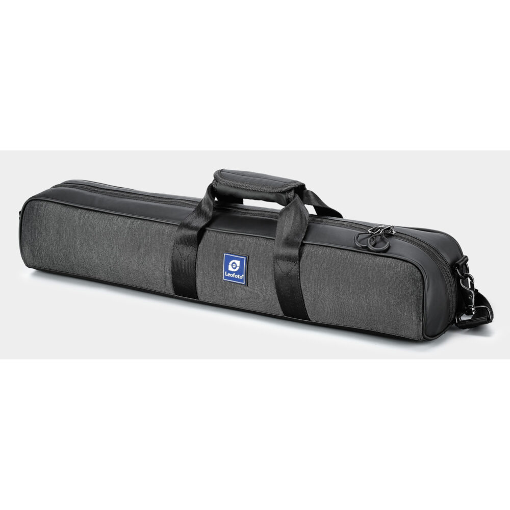 Leofoto LG-284C Tripod waterafstotende transporttas met draagriem op productfoto.