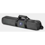 Leofoto LG-284C Tripod waterafstotende transporttas met draagriem op productfoto.
