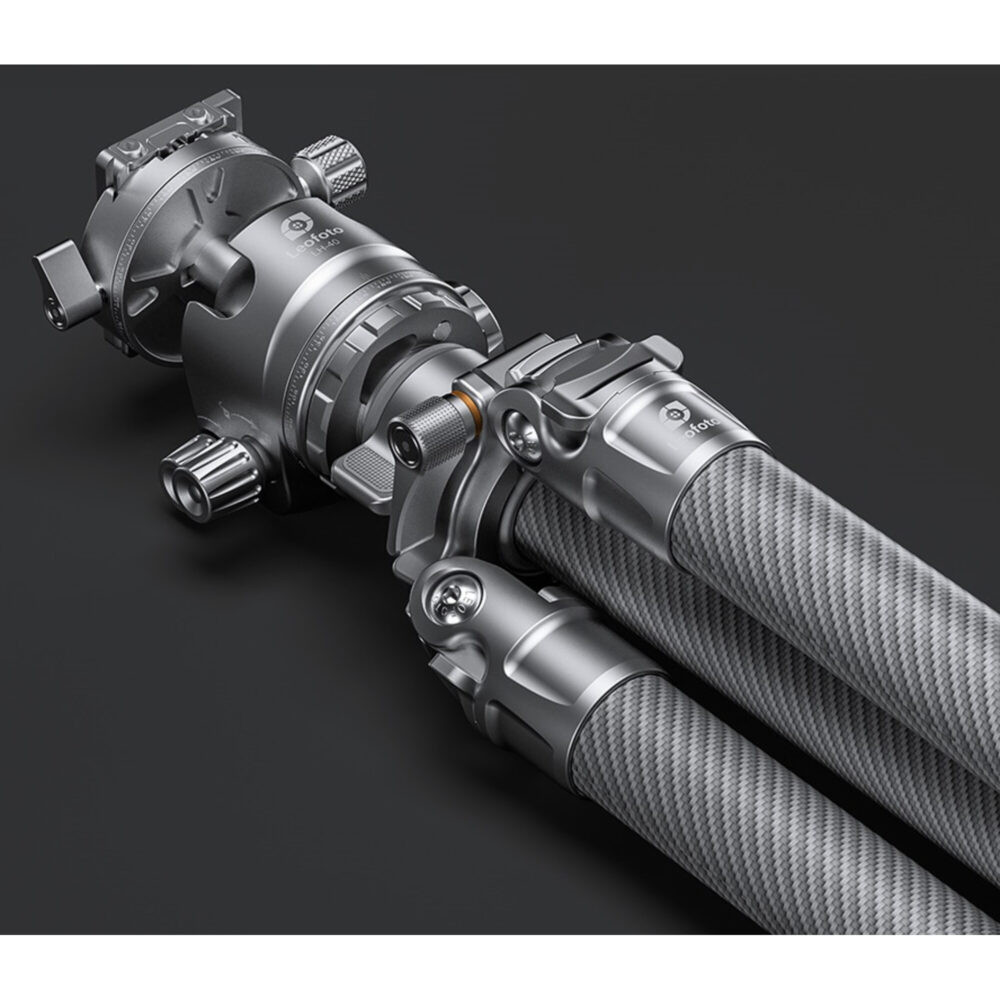 Leofoto LG-324C Tripod ingeklapt met samengebonden carbon poten voor transport