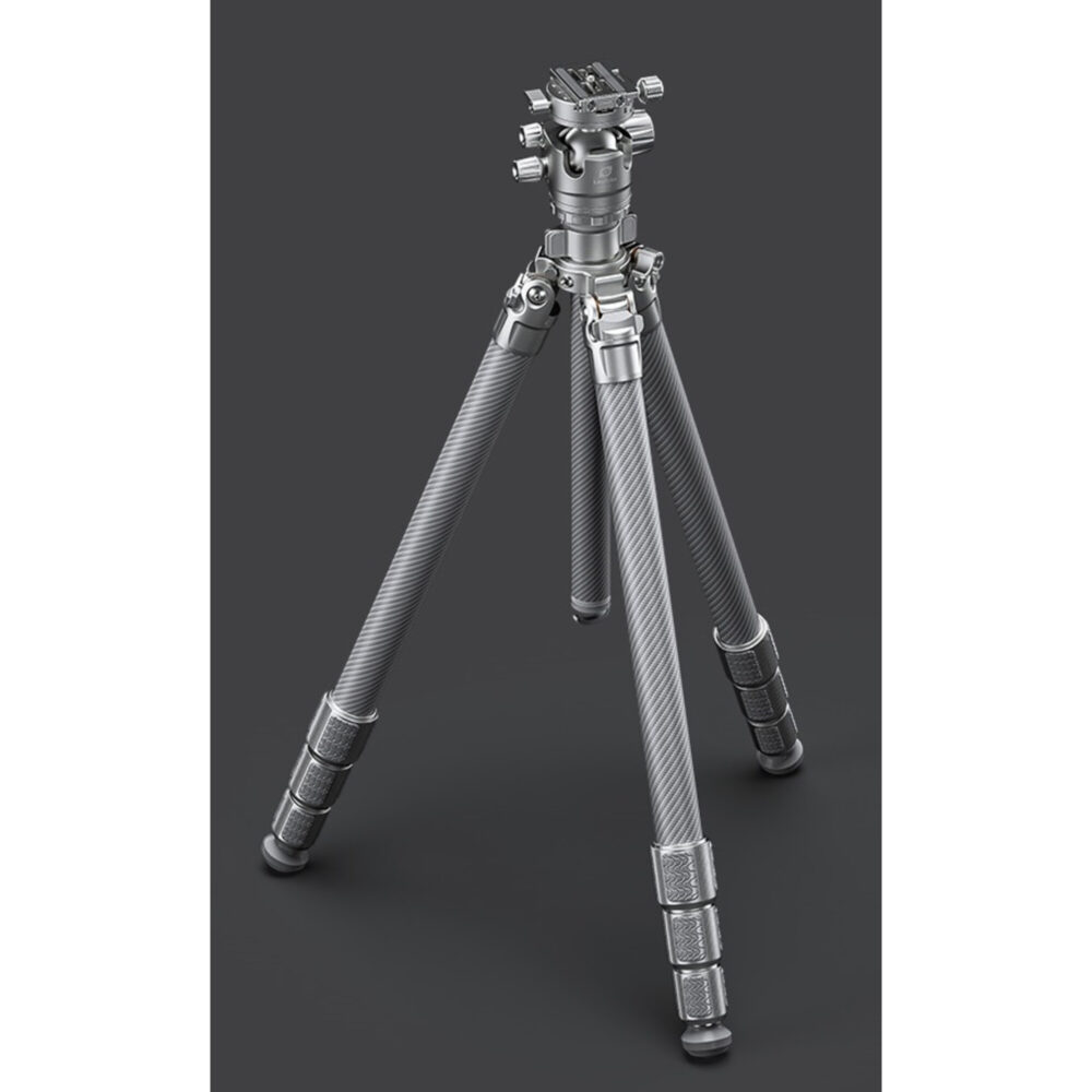 Leofoto LG-324C Tripod staand in werkhoogte met uitgeklapte poten en gemonteerde kop