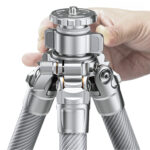 Leofoto LG-324C Tripod hand die de middenzuilklem bedient voor hoogteverstelling