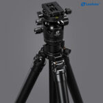 Leofoto LG-324C Tripod close-up van LH-40R kogelkop (zwart) op de spider en pootvergrendeling