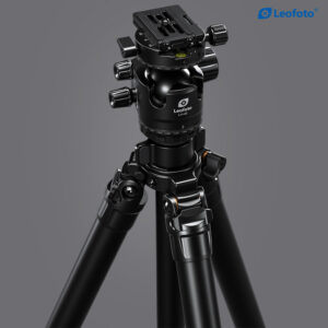 Leofoto LG-324C Tripod close-up van LH-40R kogelkop (zwart) op de spider en pootvergrendeling