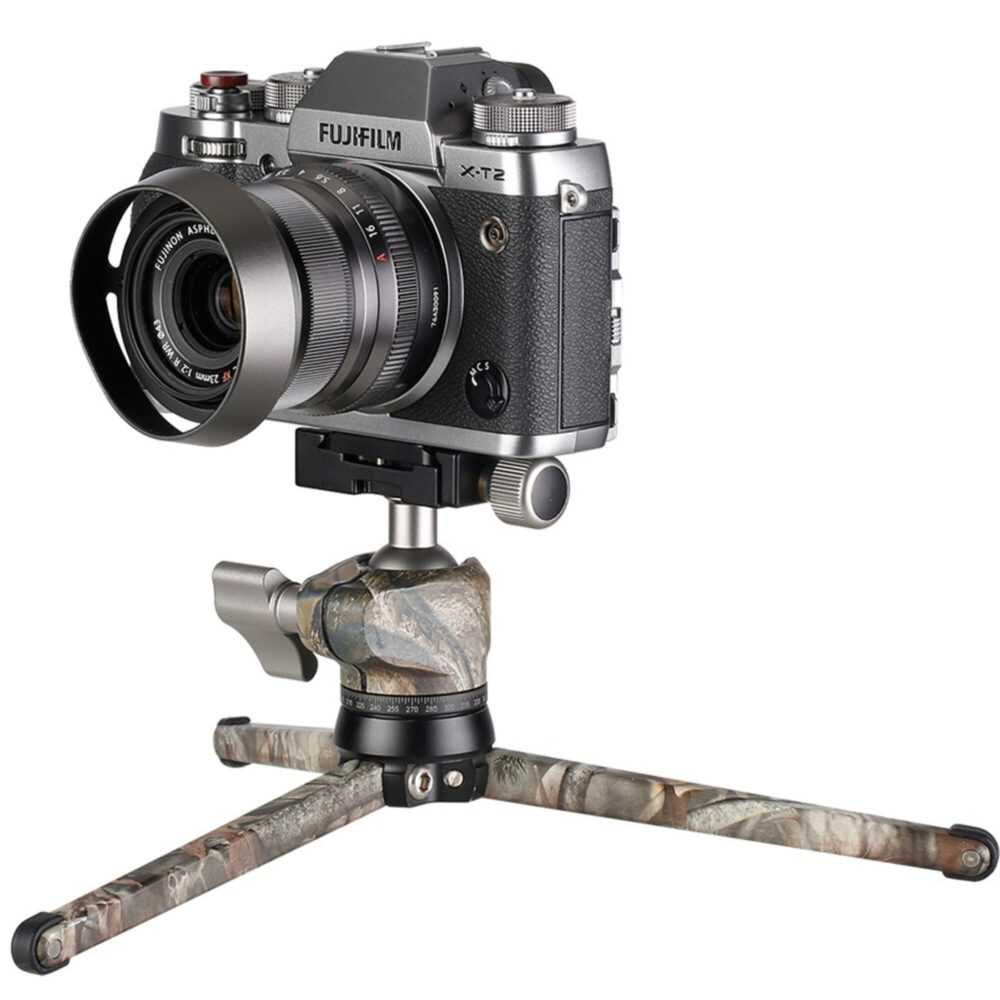 Leofoto MT-01+LH-25 Tafelstatief camouflage met camera gemonteerd op LH-25 kogelkop voor low-angle fotografie