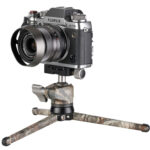 Leofoto MT-01+LH-25 Tafelstatief camouflage met camera gemonteerd op LH-25 kogelkop voor low-angle fotografie