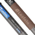 Leofoto LX-255CT Tripod detail van Urban logo en bruine griphoezen.