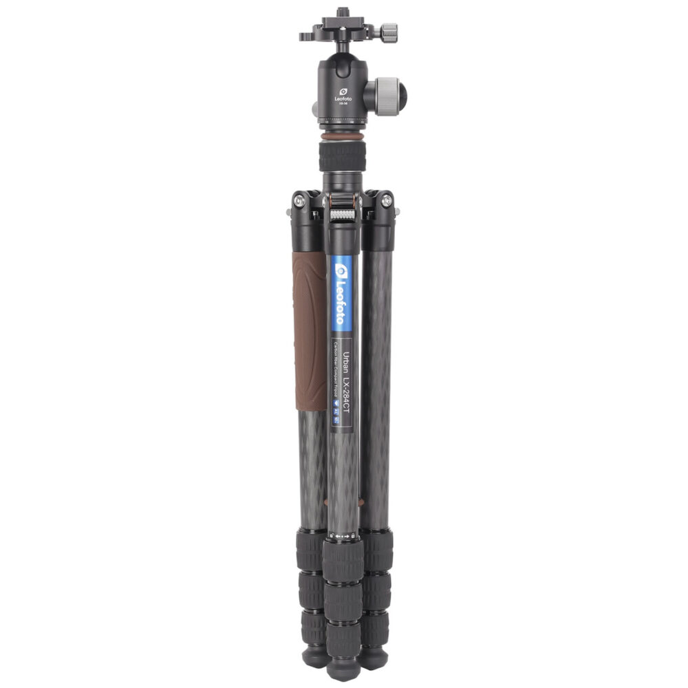 Leofoto LX-284CT Tripod compact opgevouwen met omgekeerde poten voor transport.