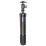 Leofoto LX-284CT Tripod compact opgevouwen met omgekeerde poten voor transport.