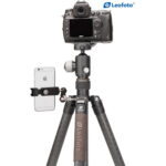 Leofoto LX-284CT Tripod in gebruik met camera en gemonteerde smartphonehouder.