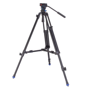 Leofoto VT-10+LF-60 Tripod breed opgesteld met LF-60 flip‑lock benen en rubbervoeten.