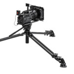 Leofoto LVC-193 Tripod met BV-10 videokop en gemonteerde rig voor lage hoekopname.
