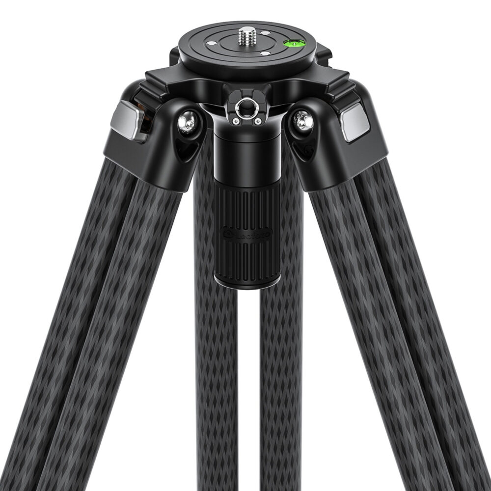 Leofoto LVC-193 Tripod met BV-10 videokop, opgesteld in berglandschap.