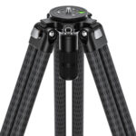 Leofoto LVC-193 Tripod detail van statiefschouder met 75mm halfschaal en dubbele libellen.