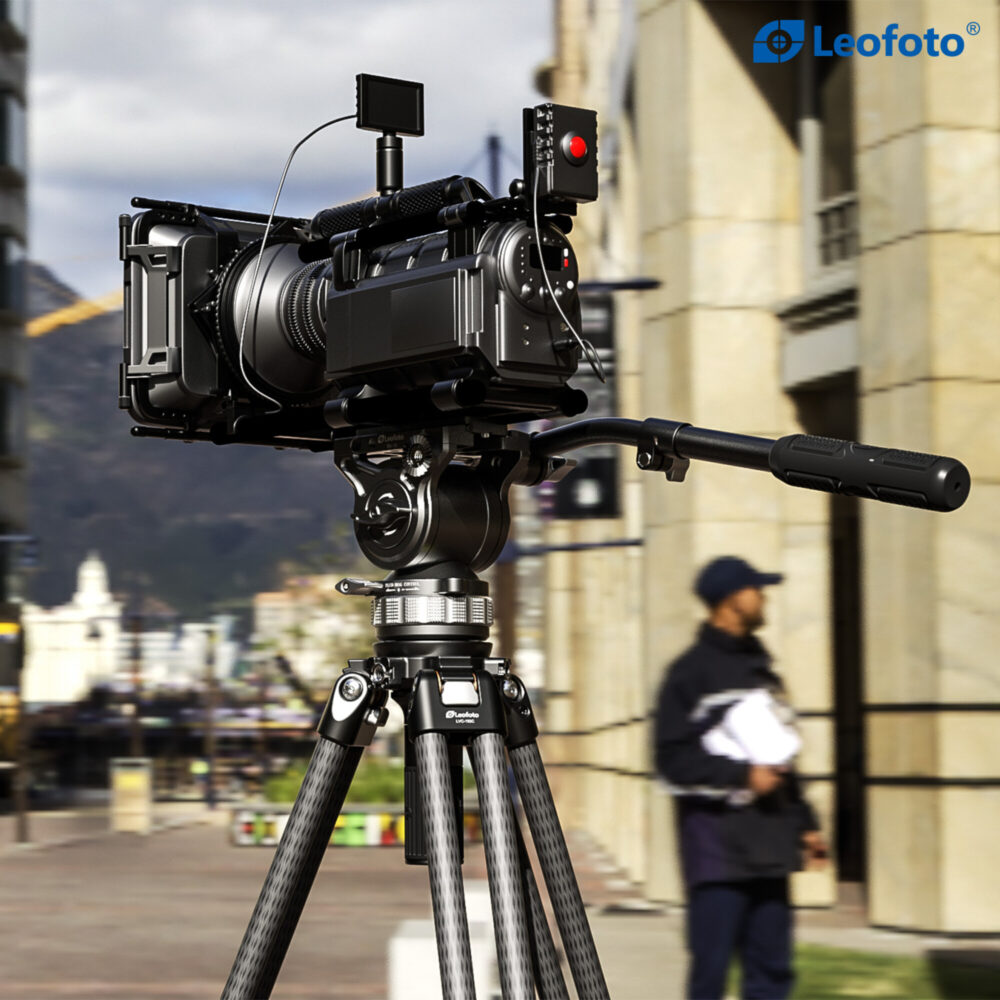 Leofoto LVC-193 Tripod opstelling met camera op BV-15 videokop in stadsomgeving.