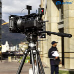Leofoto LVC-193 Tripod opstelling met camera op BV-15 videokop in stadsomgeving.