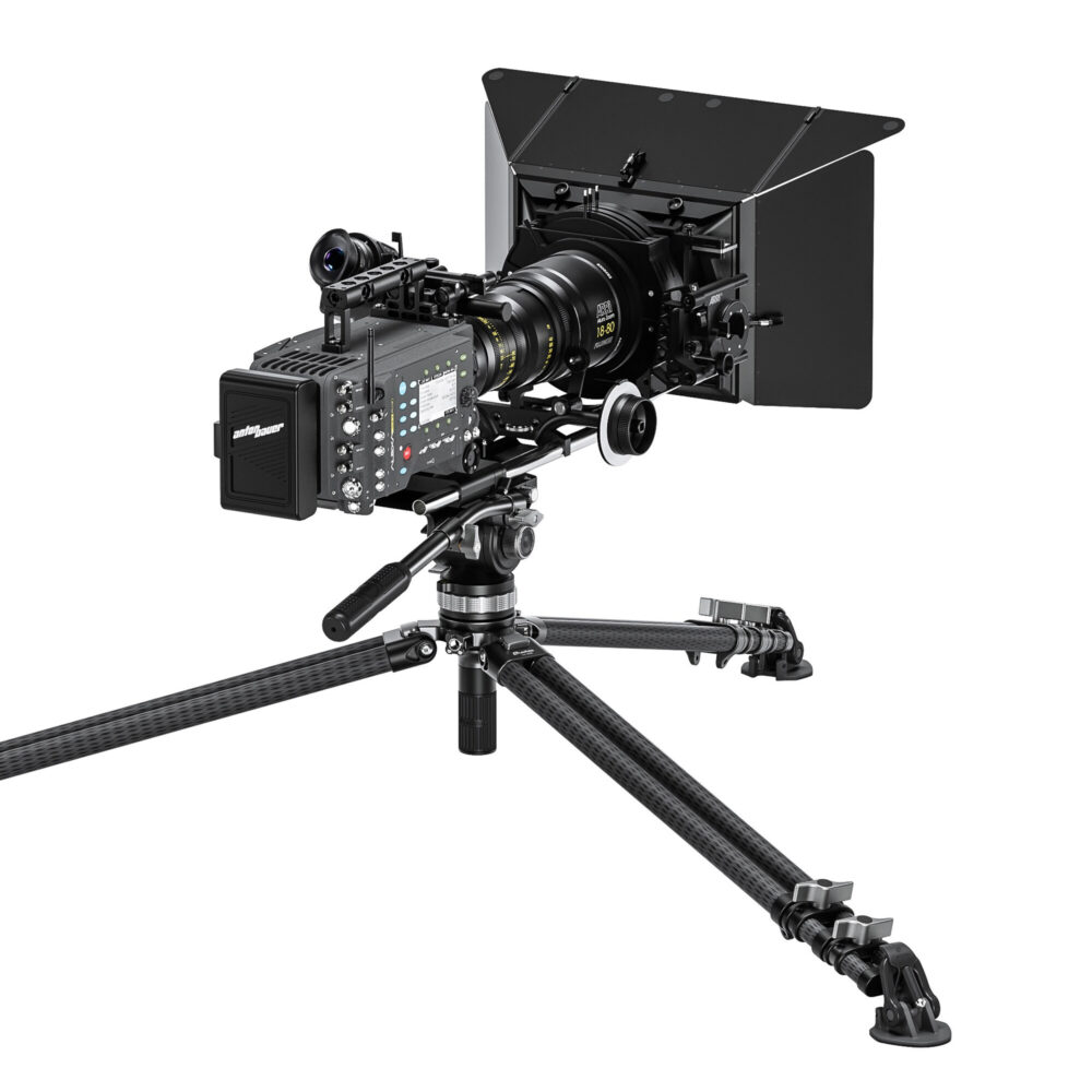 Leofoto LVC-253C Tripod opgesteld met camera in berglandschap.