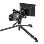 Leofoto LVC-253C Tripod opgesteld met camera in berglandschap.
