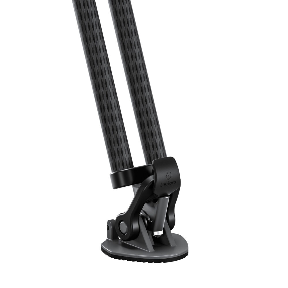 Leofoto LVC-253C Tripod reportage-opstelling met accessoires op de schouder gemonteerd.