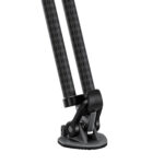 Leofoto LVC-253C Tripod reportage-opstelling met accessoires op de schouder gemonteerd.