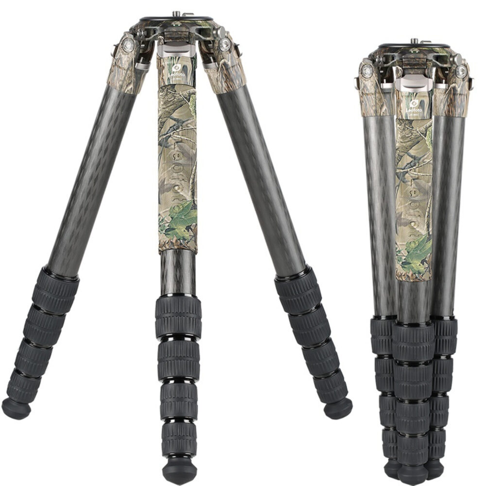 Leofoto LM-365C Tripod compact opgevouwen in camo-afwerking voor transport.