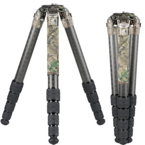 Leofoto LM-365C Tripod compact opgevouwen in camo-afwerking voor transport.