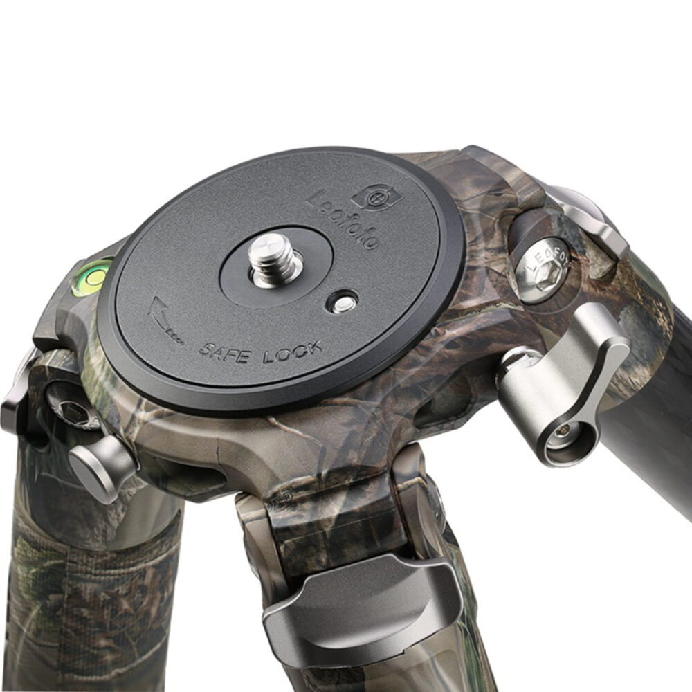 Leofoto LM-365C Tripod bovenaanzicht van platform met waterpaslibel.