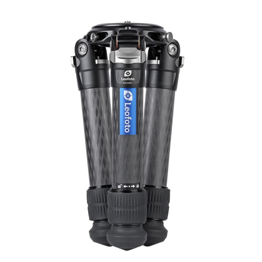 Leofoto LM-402C Tripod staand opgevouwen met compacte transportlengte van 30 cm.