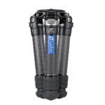 Leofoto LM-402C Tripod staand opgevouwen met compacte transportlengte van 30 cm.