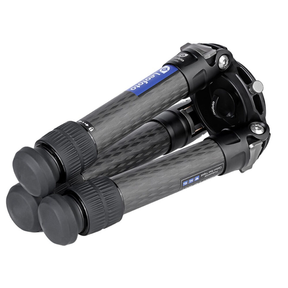 Leofoto LM-402C Tripod schuin opgevouwen zicht op carbon poten en draaivergrendelingen.