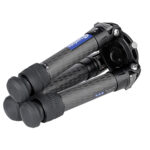 Leofoto LM-402C Tripod schuin opgevouwen zicht op carbon poten en draaivergrendelingen.