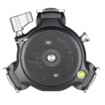 Leofoto LM-404CL Tripod bovenaanzicht van topplaat met 3/8'' schroefdraad en waterpas.