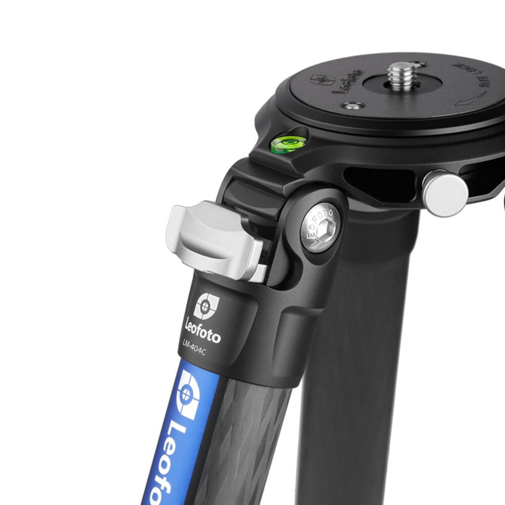 Leofoto LM-404CL Tripod zijaanzicht met gemonteerde topplaat en libel.