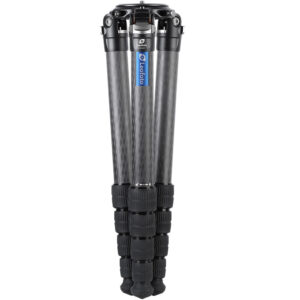 Leofoto LM-405C Tripod compact opgevouwen met 53 cm transportlengte.