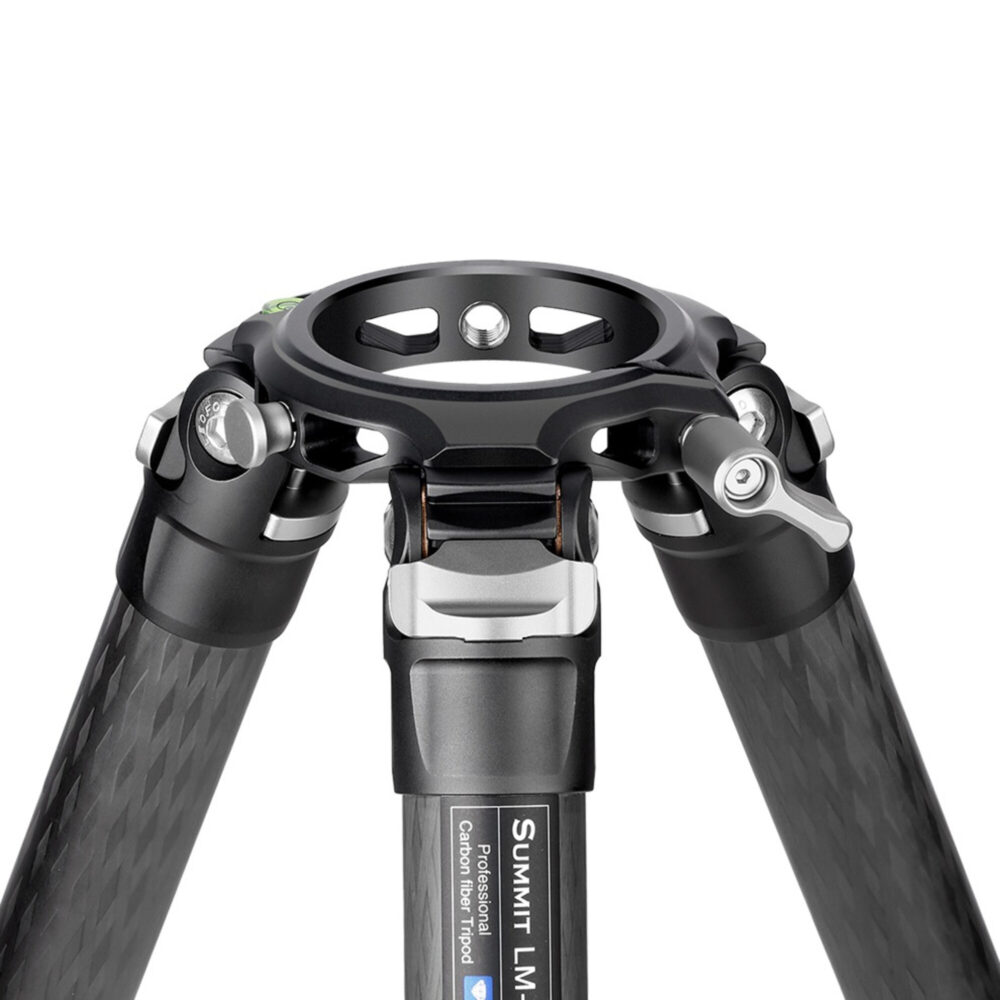 Leofoto LM-405C Tripod schuin opgevouwen met zicht op carbon poten en draaivergrendelingen.