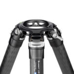 Leofoto LM-405C Tripod schuin opgevouwen met zicht op carbon poten en draaivergrendelingen.