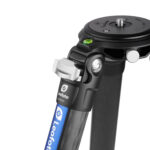 Leofoto LM-405C Tripod bovenaanzicht van topplaat met 3/8'' schroefdraad en waterpaslibel.