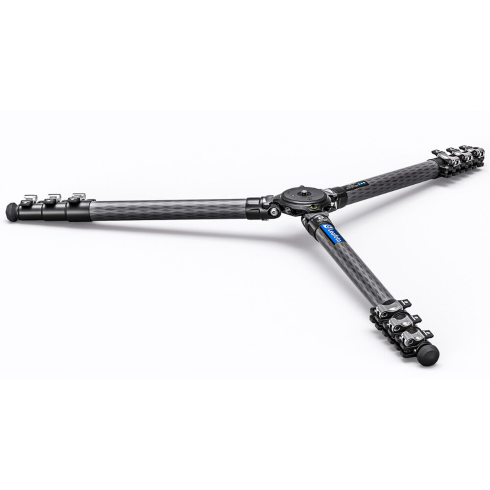 Leofoto LMR-364C Tripod laag bij de grond met wijd gespreide poten voor macro.