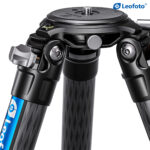 Leofoto LMR-364C Tripod topplaat gemonteerd in Summit spider met vergrendelpen.